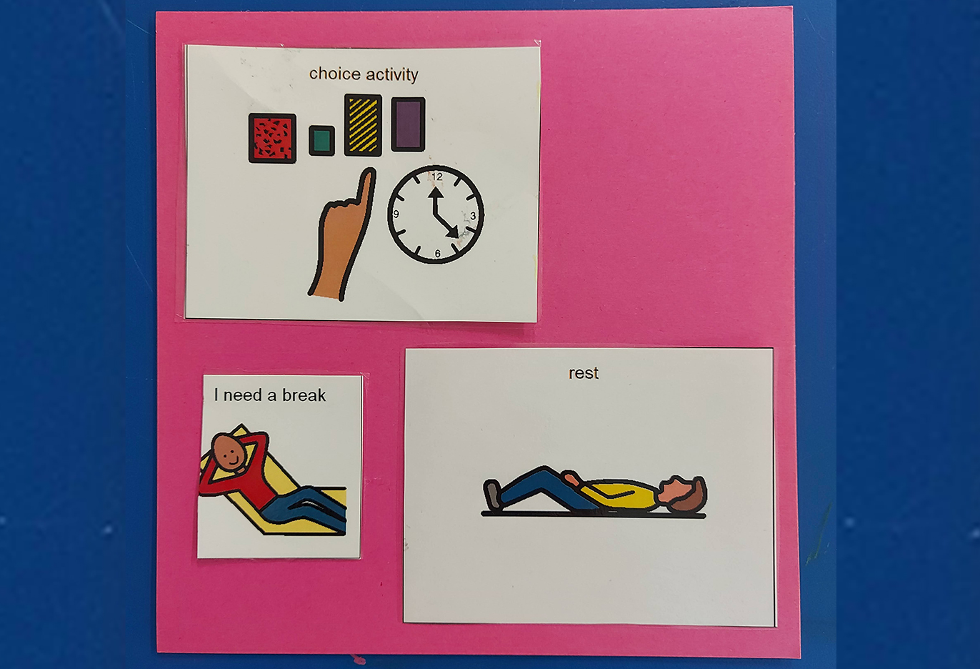 Visual schedule on the board with three items: 1. Choice of activity. 2. I need a break. 3. Rest